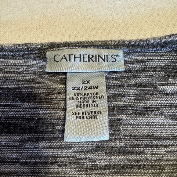 Catherines Women Size 2X or 22/24W Gray and Red Heart Print Top - Picture 2 of 3